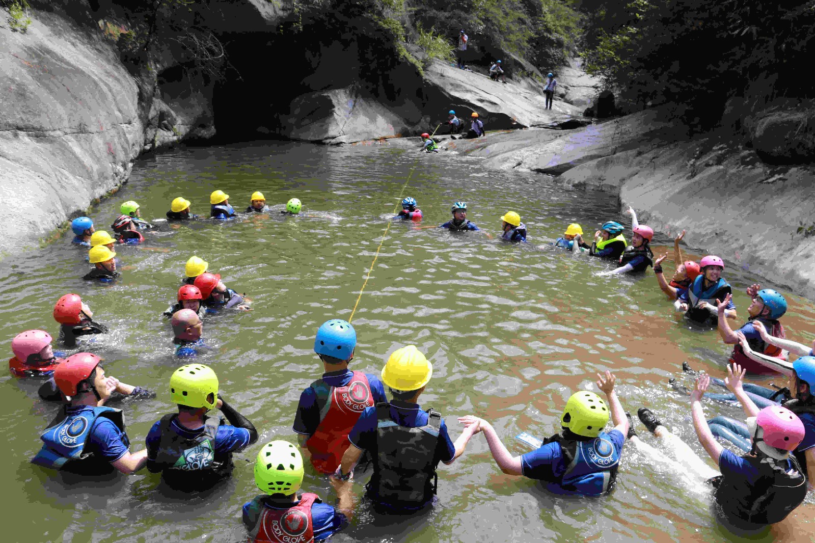 智多星團(tuán)隊參加溯溪活動